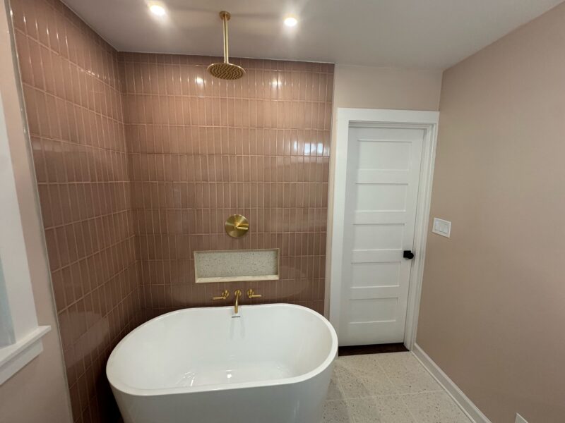Tiled tub wall with niche in a Roswell bathroom